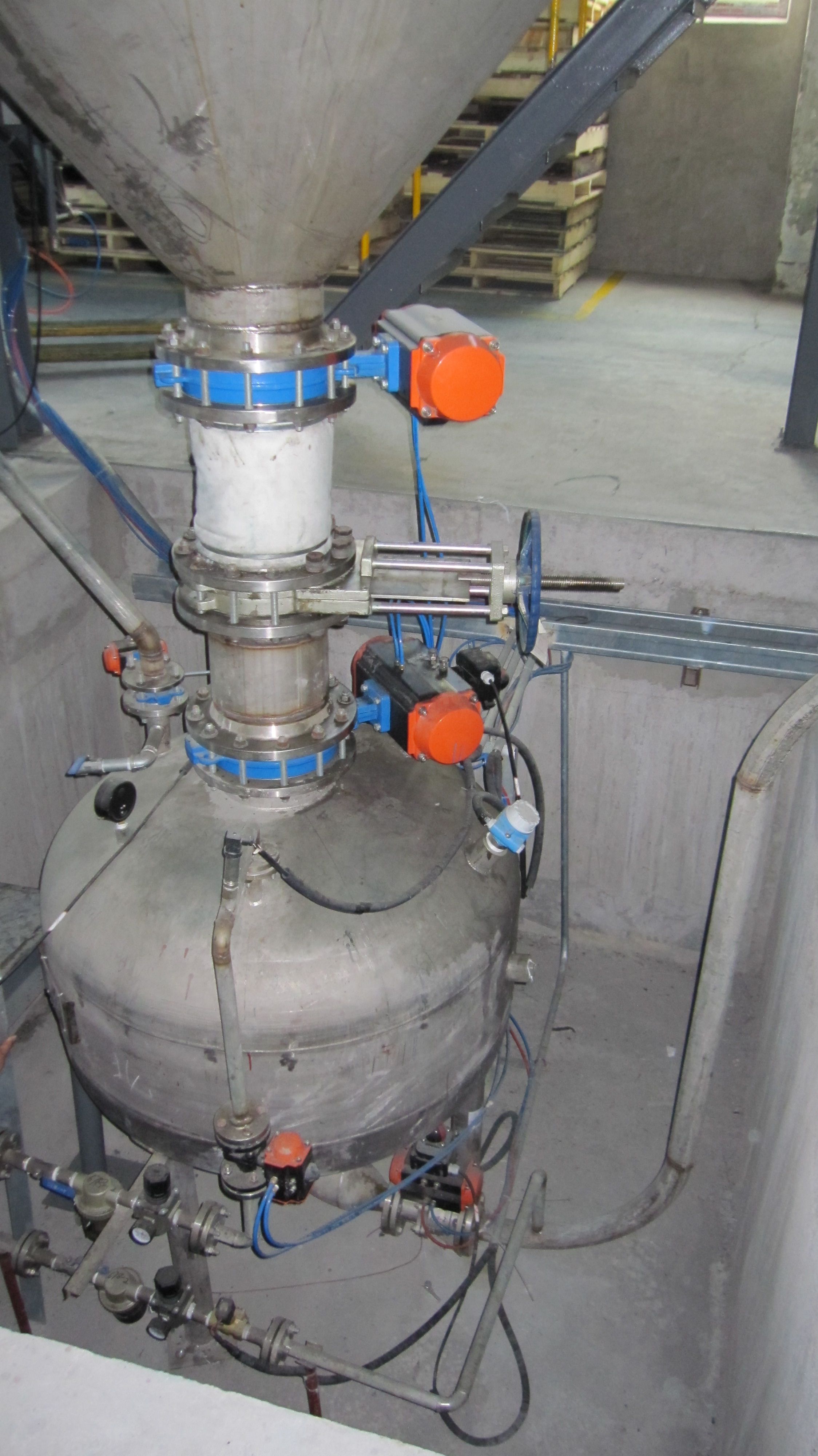 江苏双乐化工颜料有限公司尿素颗粒脉冲料栓密相低速仓泵