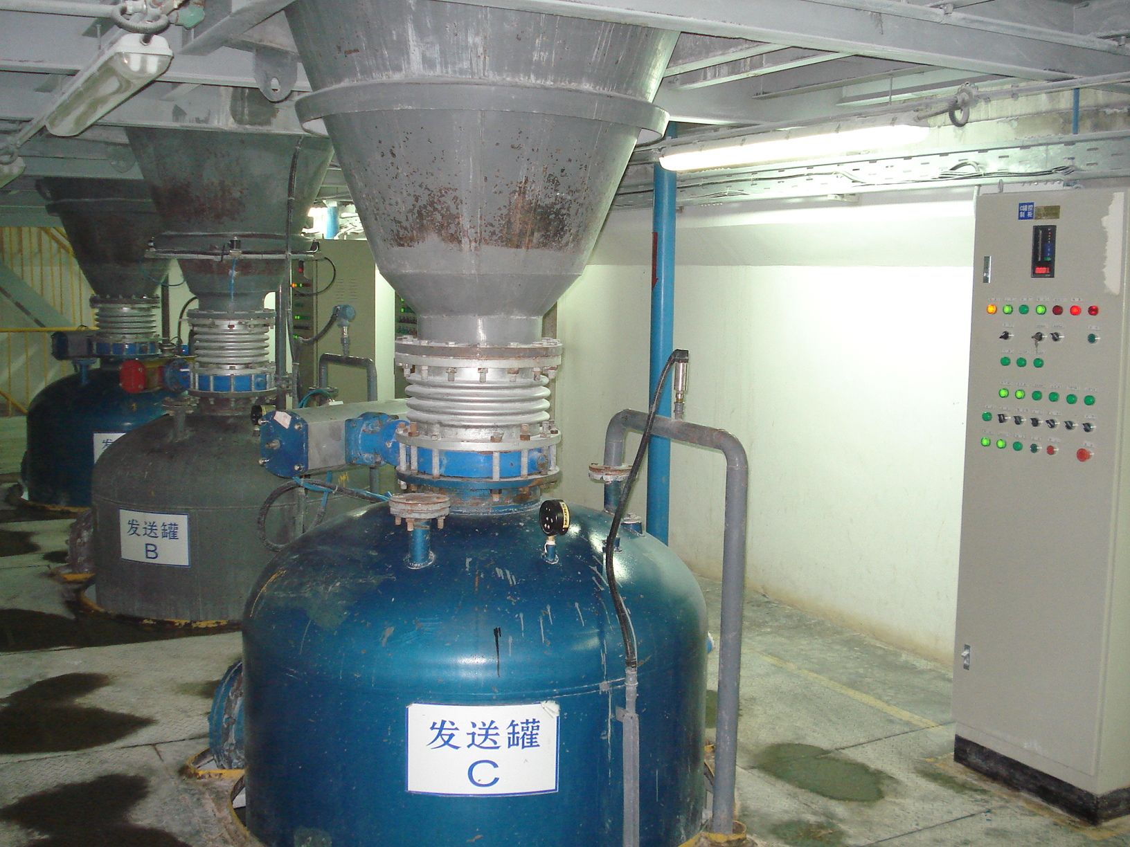 合肥利华洗涤剂公司芒硝纯碱沸石下行式正压密相气力输送仓泵1-5号线