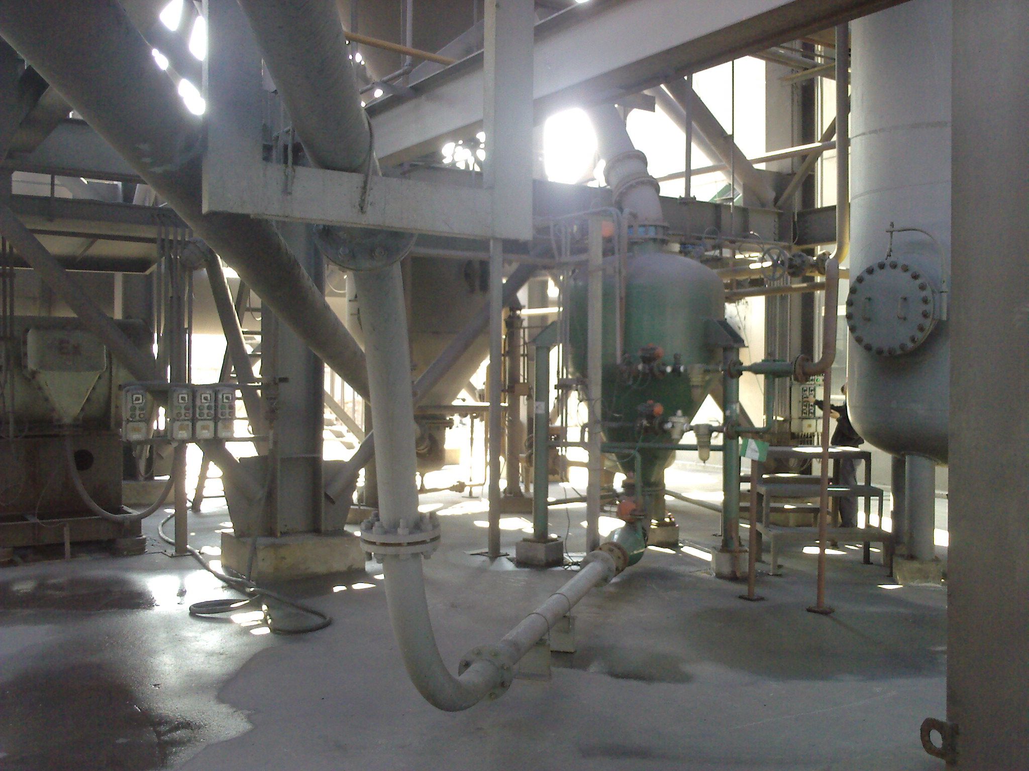 江苏宏达新材料股份公司有机硅粉下行式正压密相气力输送仓泵1-2号线