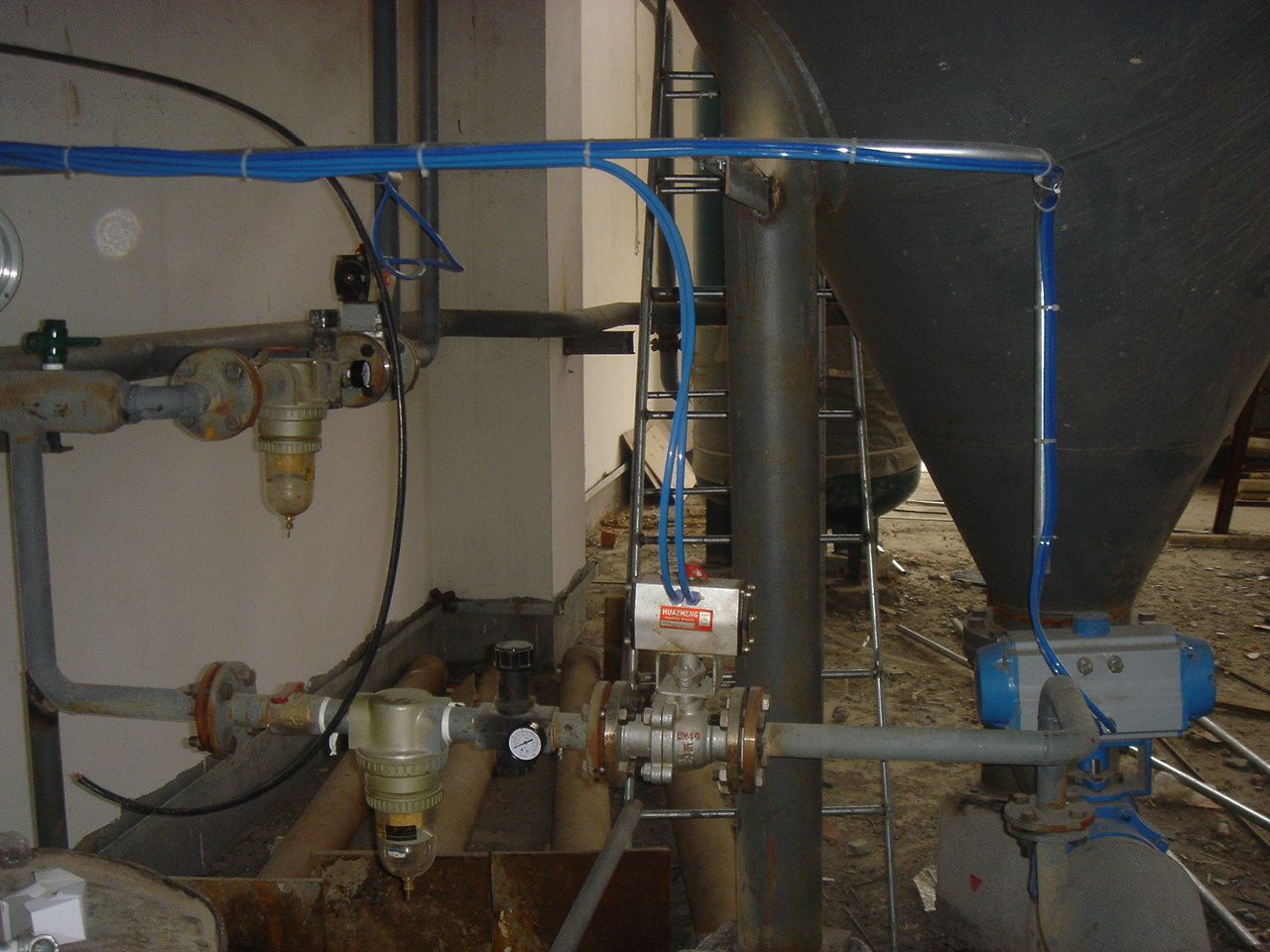 江苏梅兰化工公司有机硅粉下行式正压密相气力输送仓泵