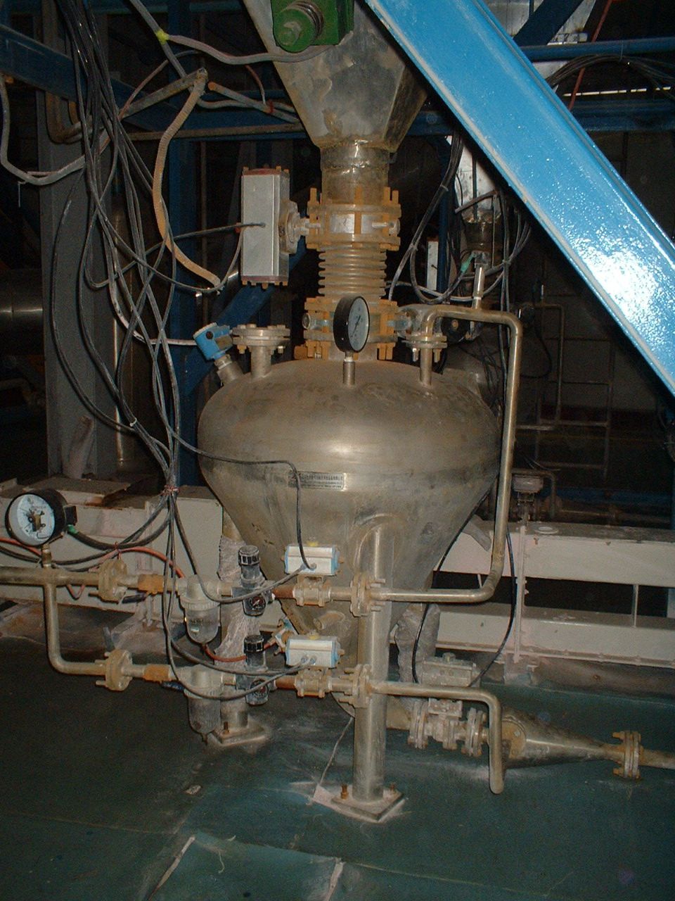 金川k8凯发
精炼厂草酸钴下行式正压密相气力输送仓泵1-2号线