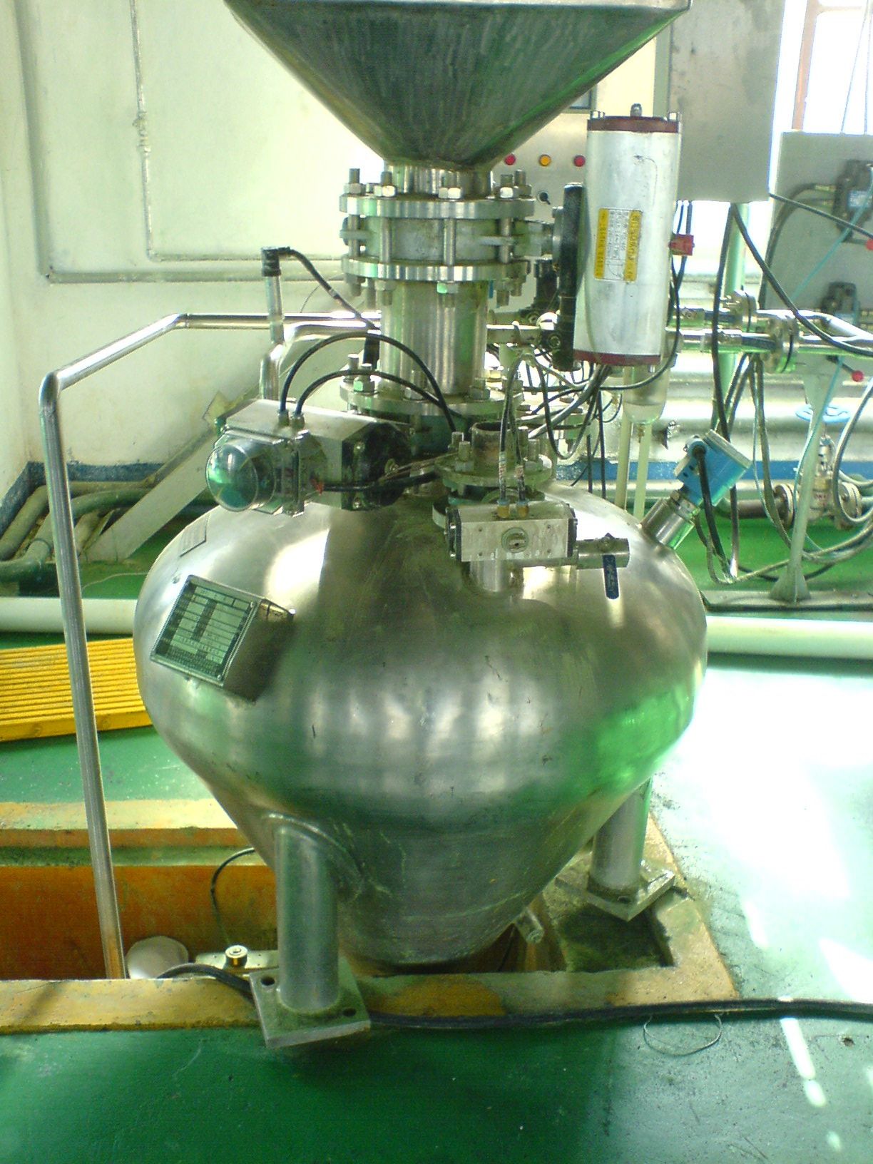 金川集团镍钴新产品公司球镍下行式正压密相气力输送泵